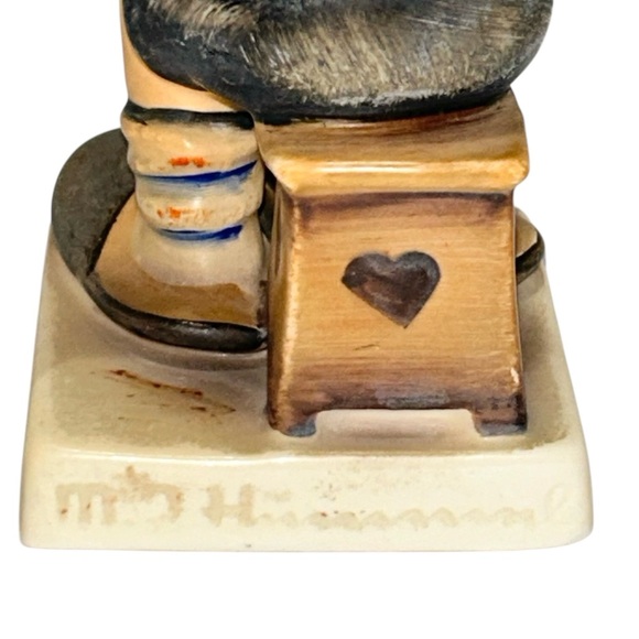 M.J.HUMMEL Latest News Young boy readying the newspaper Collectible Figurine - Picture 11 of 12